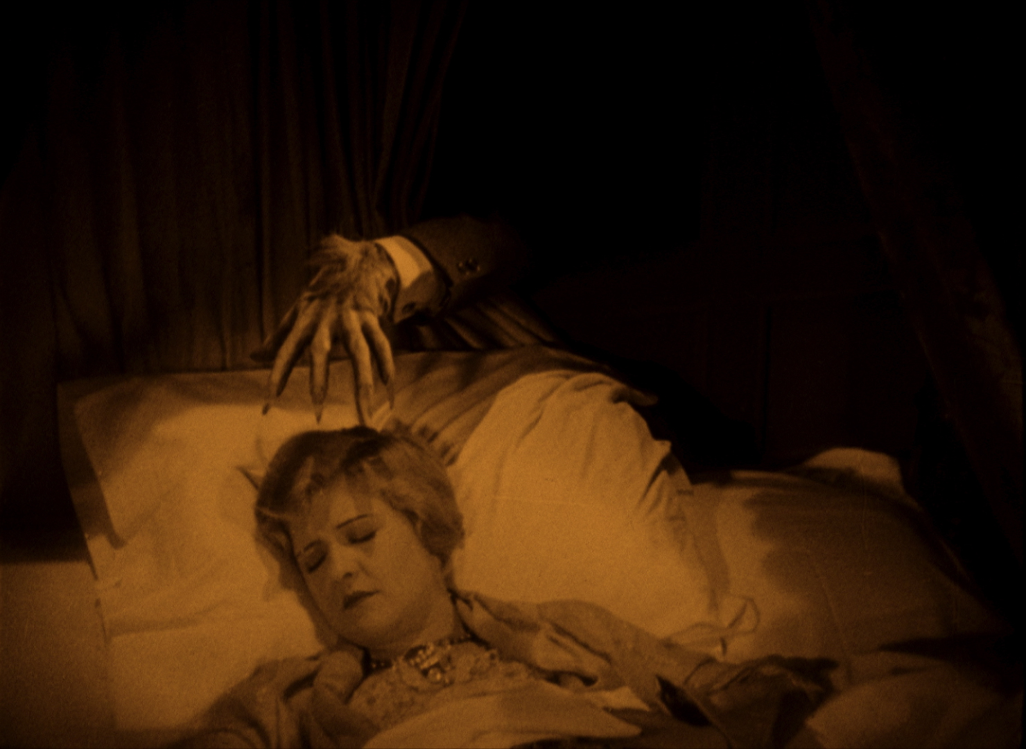 The Cat and the Canary (1927) 4K UHD Review: Shadows That Still Creep